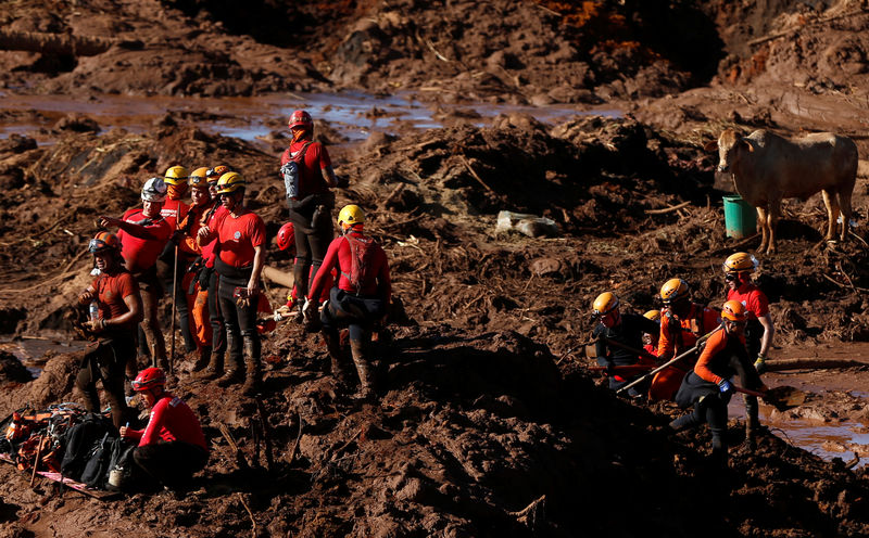 © Reuters. Equipes de resgate fazem buscas em Brumadinho