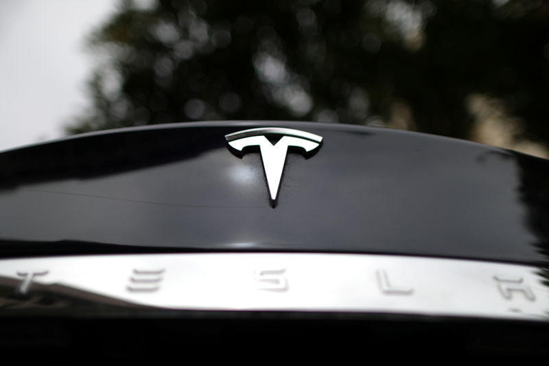 © Reuters. A Tesla showroom is seen in Santa Monica