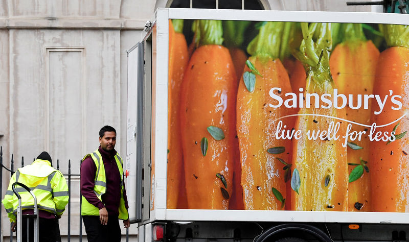 © Reuters. Funcionários descarregam caminhão do Sainsbury em Londres