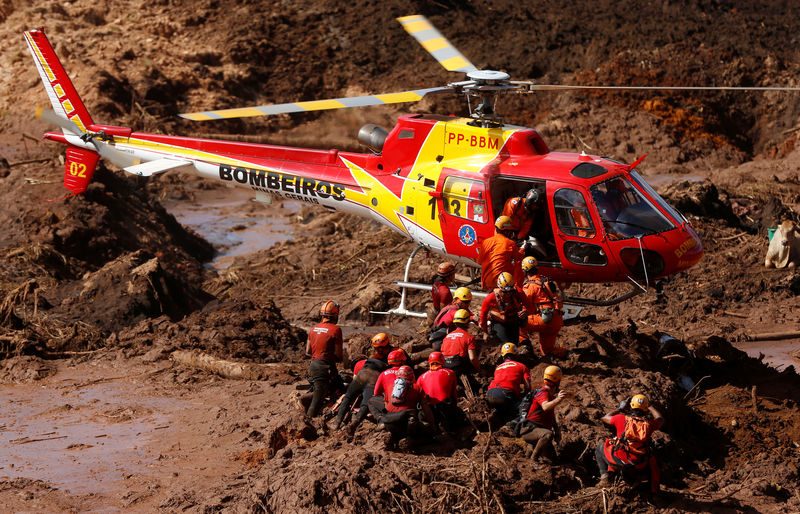 © Reuters. Equipes de resgate buscam vítimas na lama após rompimento de barragem da Vale em Brumadinho