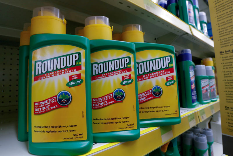 © Reuters. FILE PHOTO: Monsanto's Roundup weedkiller atomizers are displayed for sale at a garden shop near Brussels