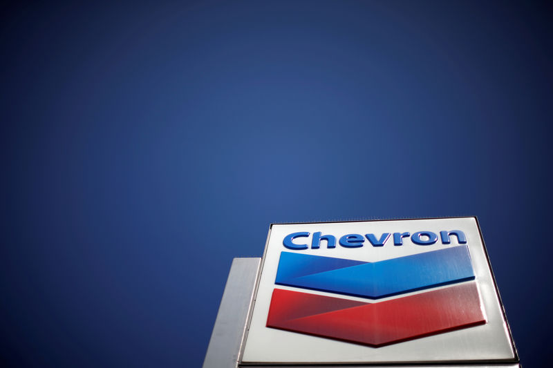 © Reuters. FILE PHOTO - Dow Jones Industrial Average listed company Chevron (CVX)'s logo is seen in Los Angeles