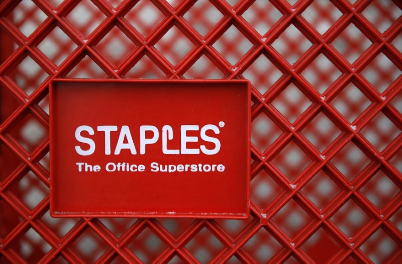 © Reuters. FILE PHOTO - A shopping cart is seen outside a Staples office supplies store in the Chicago suburb of Glenview, Illinois