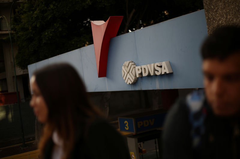 © Reuters. FILE PHOTO - The corporate logo of the state oil company PDVSA is seen at a gas station in Caracas