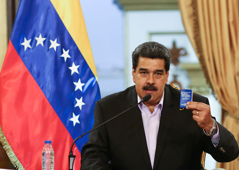 © Reuters. Venezuela's President Nicolas Maduro speaks during a meeting with members of the Venezuelan diplomatic corp after their arrival from the United States, at the Miraflores Palace in Caracas