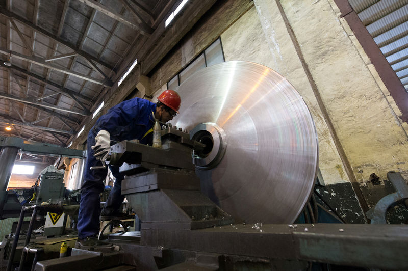 © Reuters. Man works at a workshop of a machinery manufacturing company in Nanjing