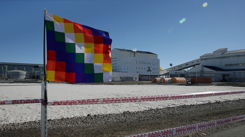 © Reuters. Una bandera indígena Wiphala junto a la planta procesadora de litio en el salar de Uyuni, Bolivia.