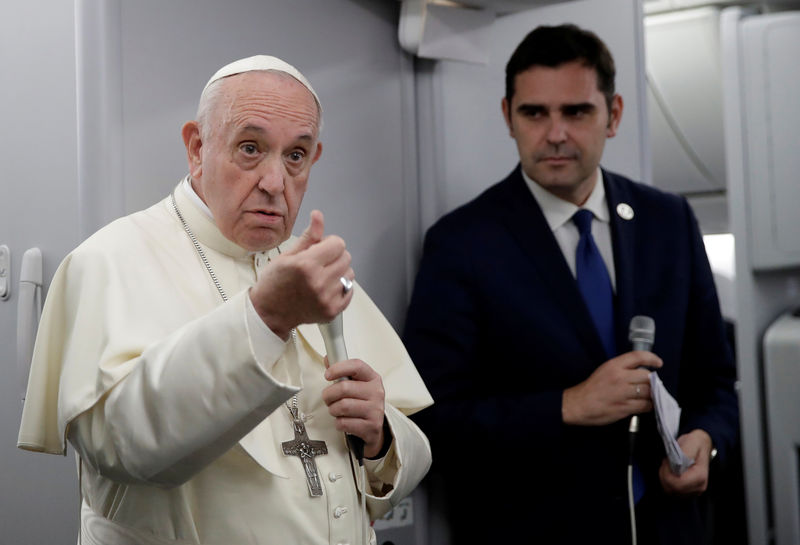 © Reuters. El Papa Francisco habla durante una conferencia de prensa a bordo de un avión en el camino de regreso desde Panamá a Roma