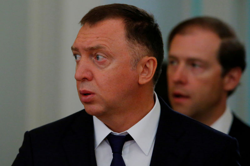 © Reuters. FILE PHOTO: Russian aluminium tycoon Deripaska and Industry and Trade Minister Manturov arrive for the talks of Russian President Putin with South Korean President Moon in Moscow