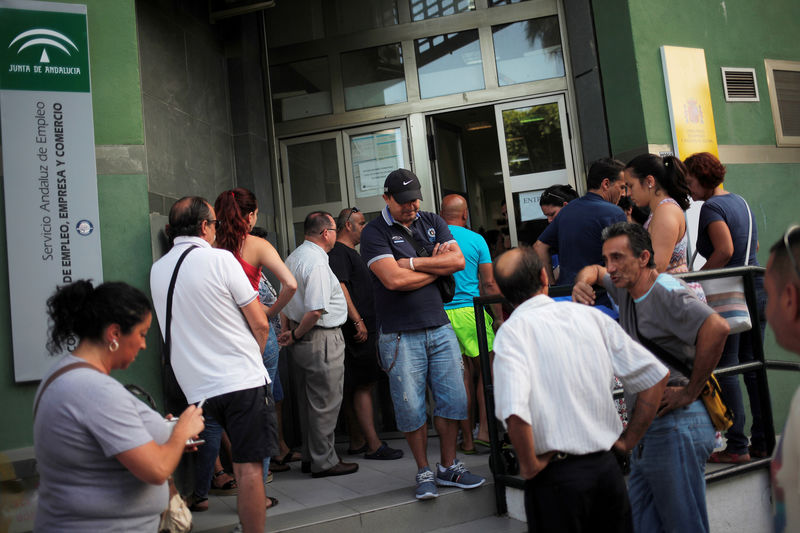 © Reuters. FILE PHOTO - People wait to enter a government-run job centre in Malaga