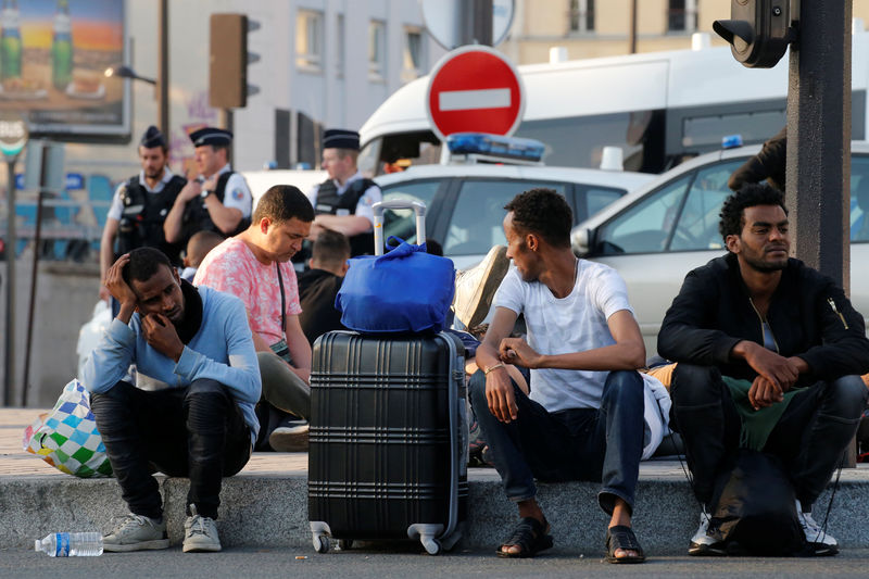 © Reuters. 300 MIGRANTS ÉVACUÉS D'UN CAMPEMENT À PARIS