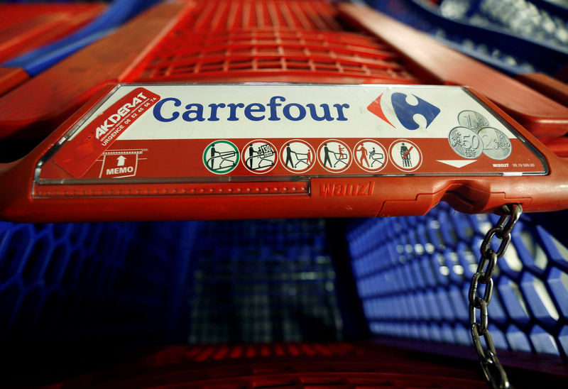 © Reuters. FILE PHOTO: A Carrefour logo is seen on a shopping trolley at a Carrefour Hypermarket store in Montreuil, near Paris