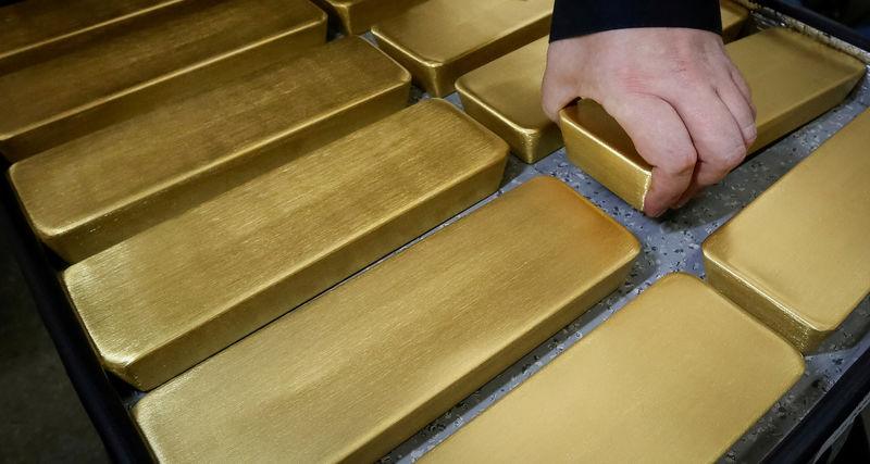 © Reuters. FILE PHOTO: An employee stores newly cast ingots of 99.99 percent pure gold at the Krastsvetmet non-ferrous metals plant in the Siberian city of Krasnoyarsk