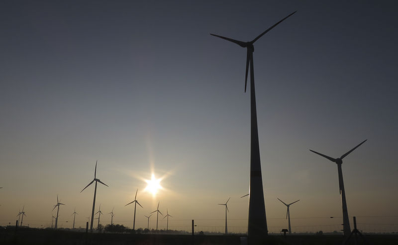 © Reuters. The sun sets behind power-generating wind turbines from a wind farm near the village of Ludwigsburg