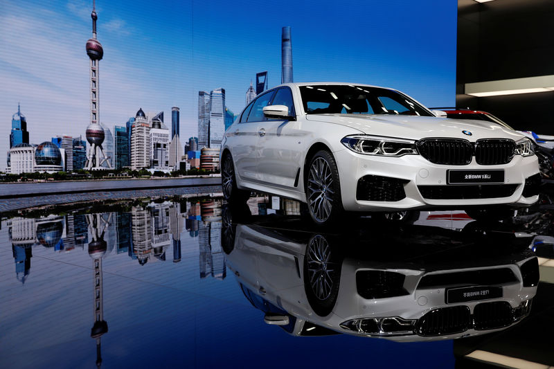 © Reuters. BMW 5-Series Li car is displayed at the auto show in Shanghai