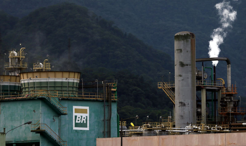 © Reuters. The logo of Petrobras, state-controlled Petroleo Brasileiro SA, is seen at President Bernardes Refinery in Cubatao