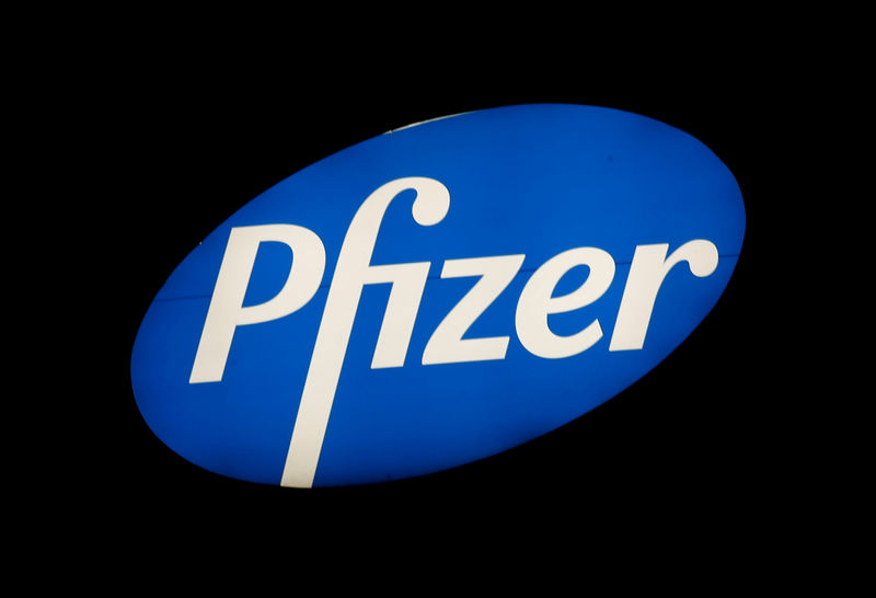 © Reuters. FILE PHOTO - Logo of U.S. pharmaceutical corporation Pfizer Inc. is seen in Zurich