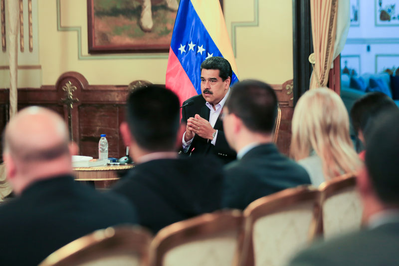 © Reuters. Venezuela's President Nicolas Maduro attends a meeting with members of the Venezuelan diplomatic corp after their arrival from the United States, at the Miraflores Palace in Caracas