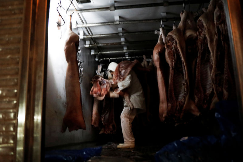 © Reuters. Trabalhador descarrega carne de caminhão em São Paulo