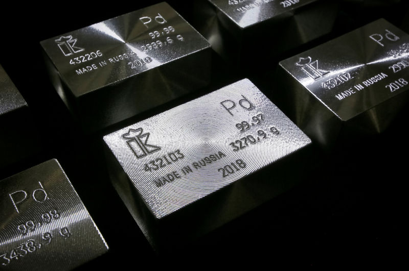 © Reuters. Ingots of 99.98 and 99.97 percent pure palladium are seen at the Krastsvetmet non-ferrous metals plant in the Siberian city of Krasnoyarsk