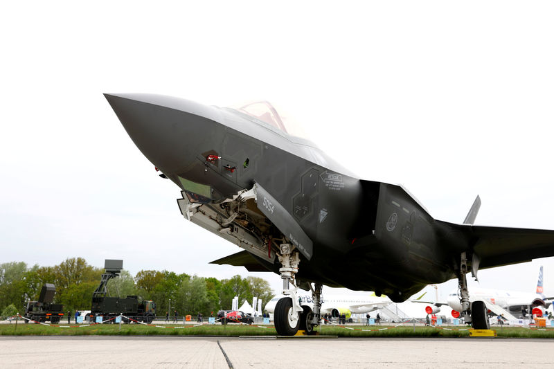 © Reuters. FILE PHOTO: A Lockheed Martin F-35 aircraft is seen at the ILA Air Show in Berlin