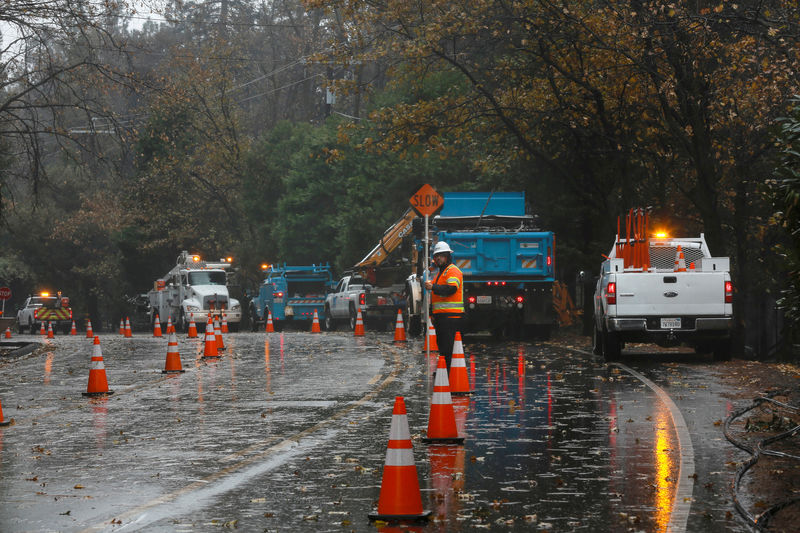 © Reuters. FILE PHOTO: FILE PHOTO: PG&E crew work to repair damage caused by the Camp Fire in Paradise