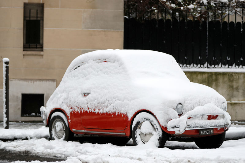 © Reuters. LA NEIGE PERTURBE LA CIRCULATION EN FRANCE, VOLS ANNULÉS À ORLY