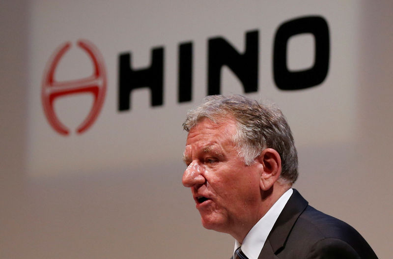© Reuters. FILE PHOTO - Volkswagen Truck & Bus GmbH CEO Andreas Renschler attends a joint news conference with Hino Motors President Yoshio Shimo in Tokyo