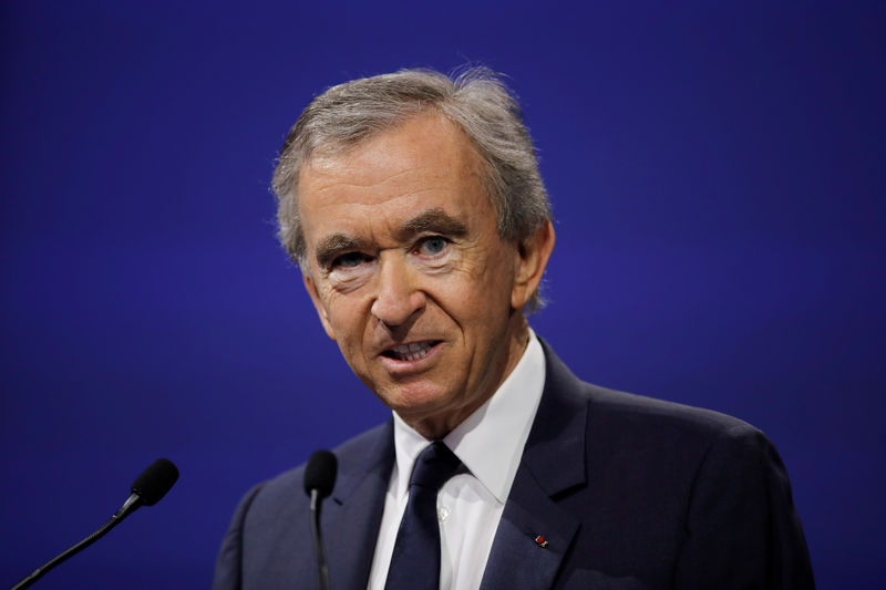 © Reuters. Bernard Arnault, Chairman and CEO of LVMH Moet Hennessy Louis Vuitton SE, delivers a speech at the Viva Technology conference in Paris