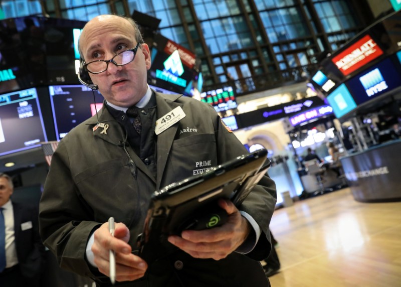 © Reuters. Traders work on the floor of the NYSE in New York