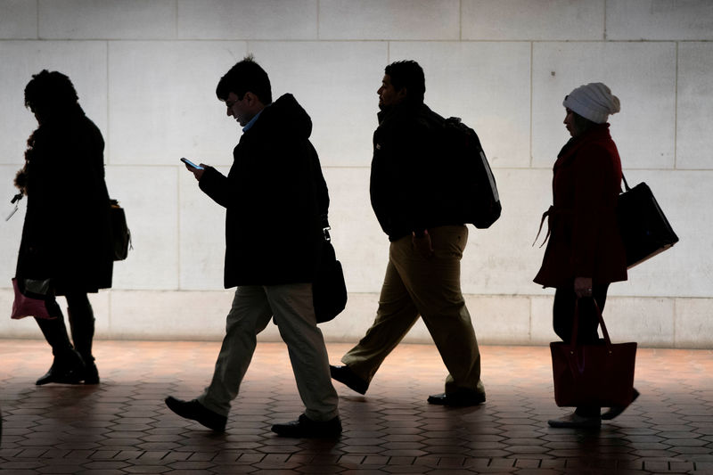 © Reuters. FILE PHOTO: Commuters walk from Metro station after U.S. government reopened after 35-day shutdown in Washington