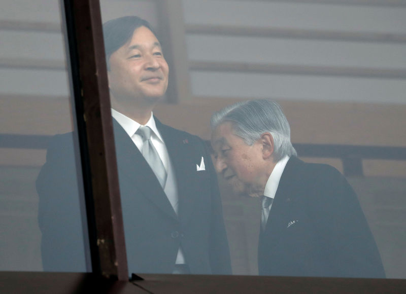 © Reuters. Japan's Emperor Akihito walks behind Crown Prince Naruhito after greeting well-wishers who gathered at the Imperial Palace to mark Emepror's 85th birthday in Tokyo