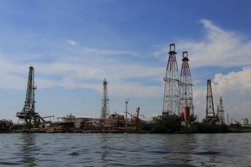 © Reuters. Las instalaciones petroleras se ven en el lago de Maracaibo en Lagunillas, Venezuela