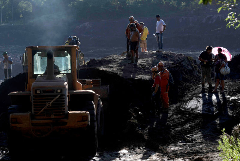 © Reuters. Un grupo de socorristas trabaja sobre el alud de lodo que escapó de una represa de minera brasileña Vale SA que colapsó en Brumadinho, Brasil.