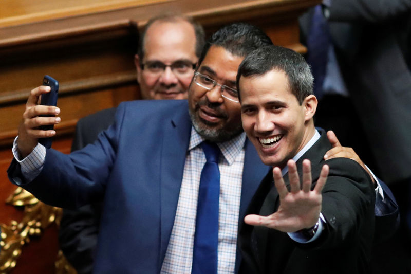 © Reuters. El presidente de la Asamblea Nacional de Venezuela, Juan Guaidó (derecha), saluda durante una sesión parlamentaria en Caracas.