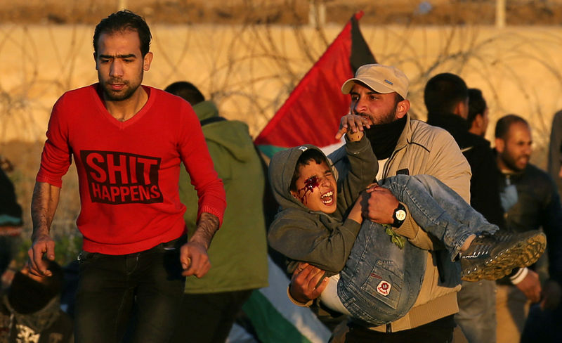 © Reuters. قصة صورة: حكاية صبي أصيب في اشتباكات غزة