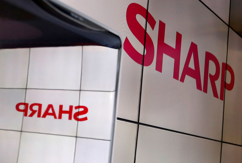 © Reuters. FILE PHOTO - A logo of Sharp Corp is pictured at CEATEC JAPAN 2016 at the Makuhari Messe in Chiba