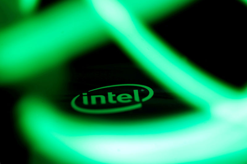 © Reuters. FILE PHOTO: Intel logo is seen behind LED lights in this illustration