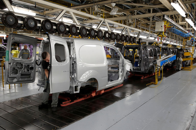 © Reuters. Trabalhadores em linha de produção de fábrica em Maubeuge, na França