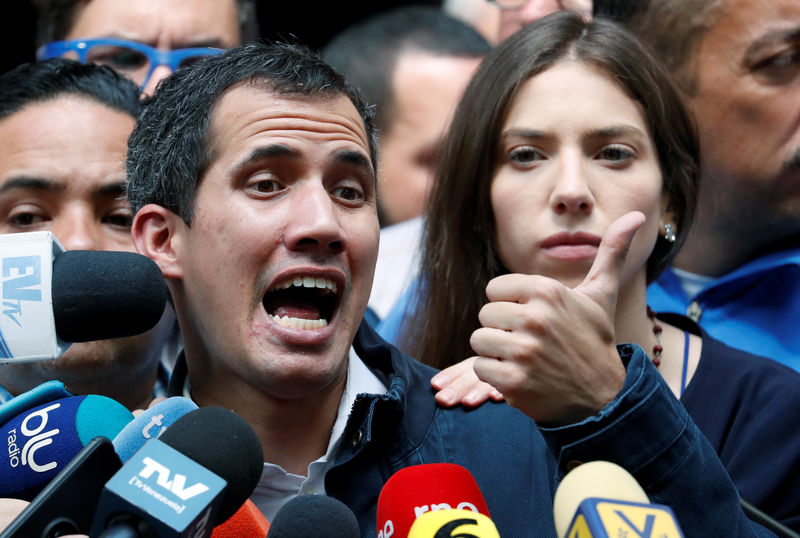 © Reuters. Líder da oposição venezuela Juan Guaidó concede entrevista em Caracas