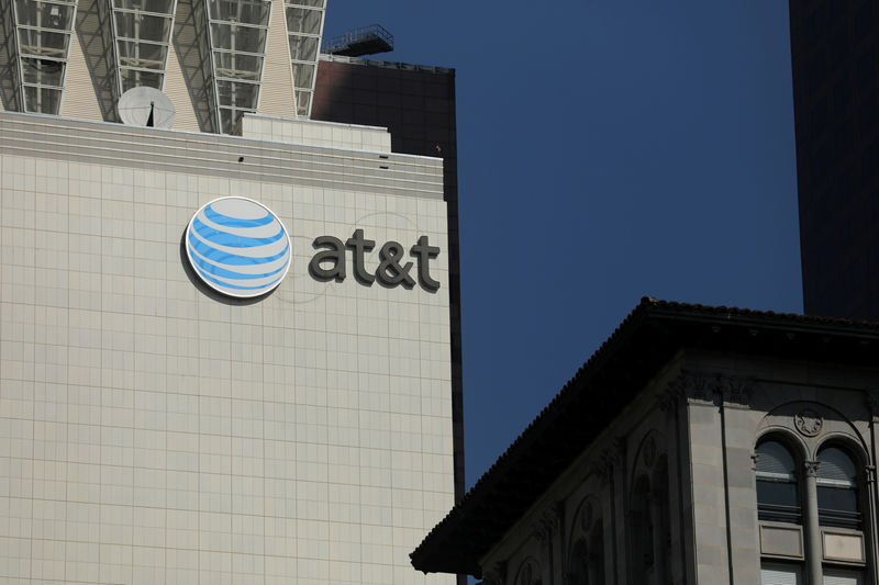 © Reuters. Логотип AT&T на здании в Лос-Анджелесе
