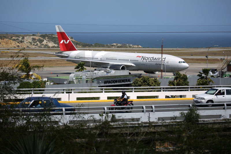 © Reuters. Avião da empresa russa Nordwind no aeroporto Simon Bolivar, em Caracas