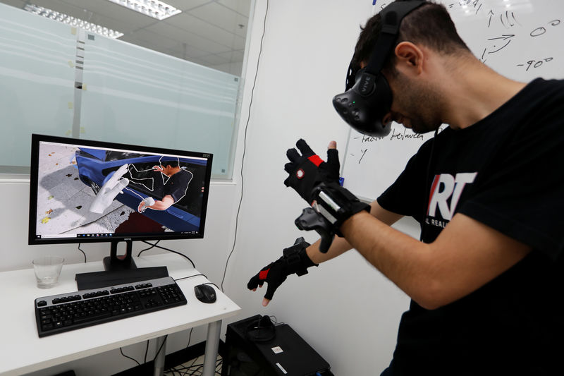 © Reuters. La aterradora realidad de la guerra se vuelve virtual para el entrenamiento de la Cruz Roja