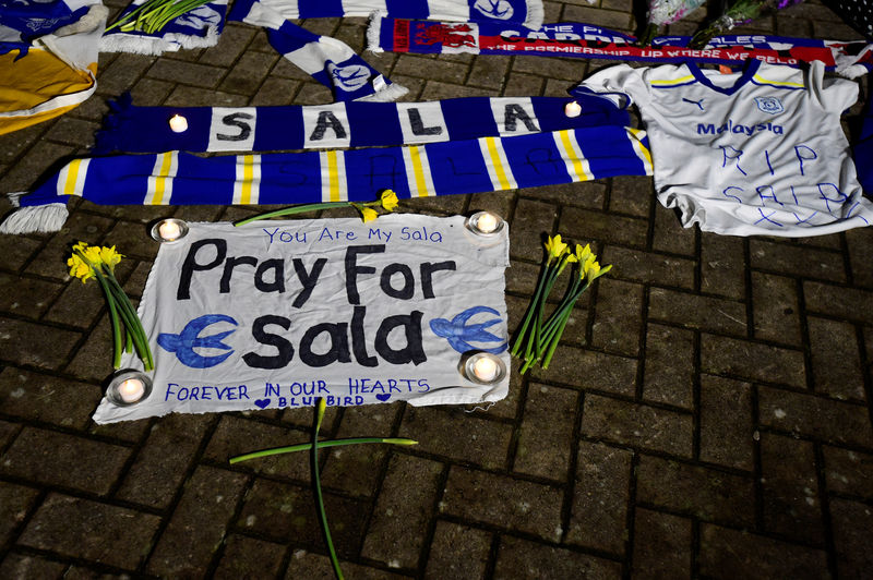 © Reuters. Encuentran cojines de asientos de avioneta durante la búsqueda de futbolista Emiliano Sala