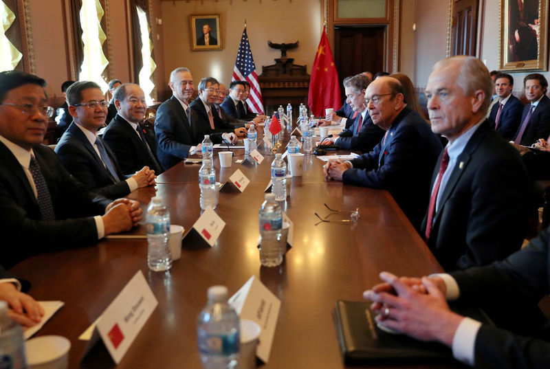 © Reuters. U.S. trade representatives and White House advisers meet with a Chinese delegation led by China's Vice Premier Liu in the Diplomatic Room in the Eisenhower Executive Office Building on the White House campus in Washington