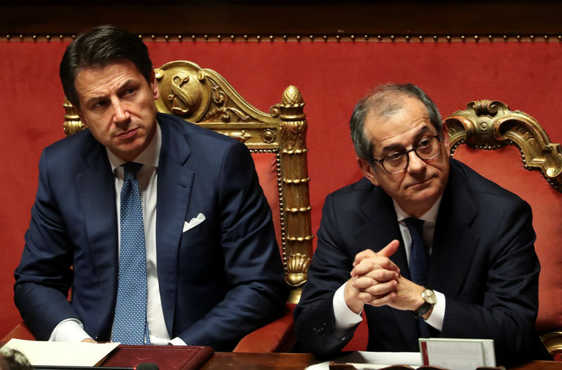 © Reuters. Il premier Giuseppe Conte (a sinistra) e il ministro dell'Economia Giovanni Tria