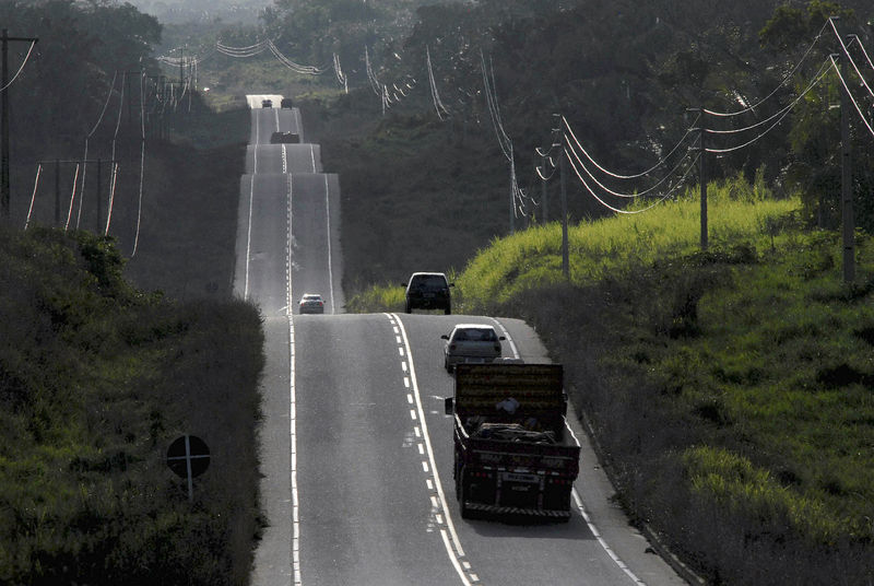 © Reuters. Veículos em rodovia