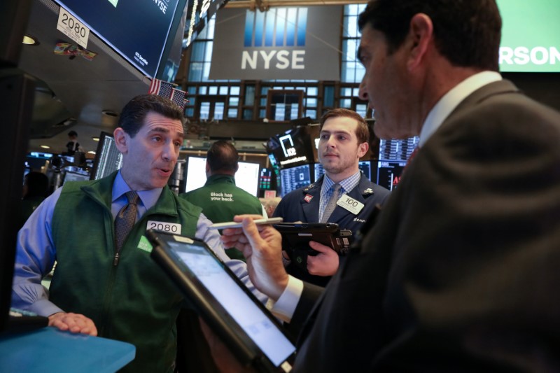 © Reuters. Traders work on the floor of the NYSE in New York