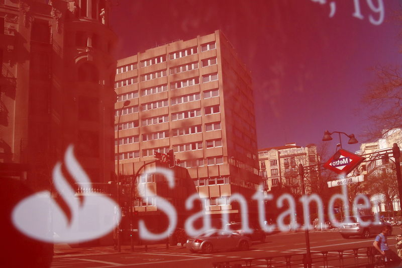 © Reuters. El Ibex-35 cierra a la baja con lastre de Banco Santander