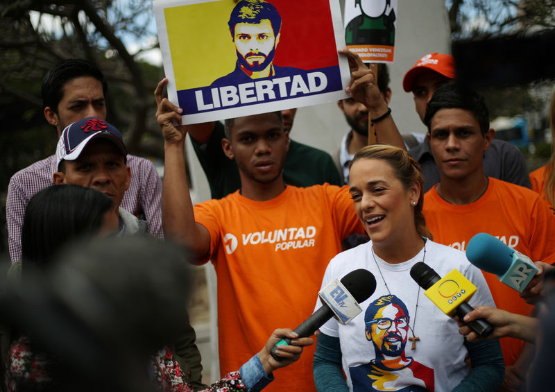 © Reuters. Lilian Tintori, mulher do líder de oposição Leopoldo Lópes, concede entrevista durante protesto contra presidente venezuelano Nicolás López